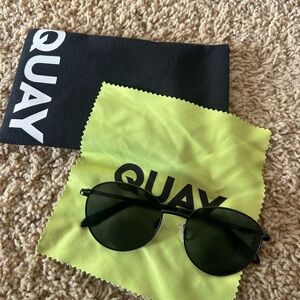 quay sunglasses black “loop me in”